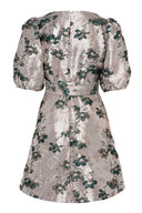 Glittrende, sølv minikjole med grønne blomster og belte i midje - perfekt til fest