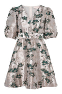 Glittrende, sølv minikjole med grønne blomster og belte i midje - perfekt til fest