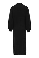 Sort strikkekjole med rund hals og avslappet passform - perfekt til jobb og hverdag