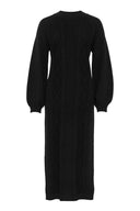 Sort strikkekjole med rund hals og avslappet passform - perfekt til jobb og hverdag