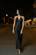 Sort satengkjole med spaghettistropper og åpen rygg - perfekt til fest