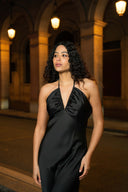 Sort satengkjole med spaghettistropper og åpen rygg - perfekt til fest