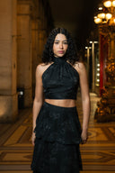 Sort halter-neck topp med blomster - perfekt til fest