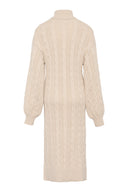 Kremfarget strikkekjole med høy hals og avslappet passform - perfekt til jobb og hverdag