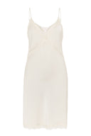 Kremfarget slipkjole med blondekant og avslappet passform - perfekt til fest