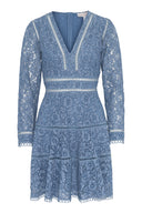 Blå blondekjole med V-hals - elegant minikjole som er perfekt til fest