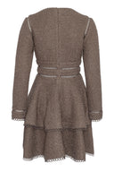 Brun glitterkjole med lange ermer og markert midje - fin til fest og begivenheter