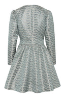 Blå, metallisk minikjole med V-hals og lange ermer - perfekt til fest og begivenheter