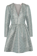 Blå, metallisk minikjole med V-hals og lange ermer - perfekt til fest og begivenheter