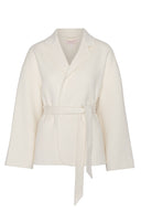 Elegant, kremfarget ullkåpe med belte i midjen, perfekt til høst og vinter