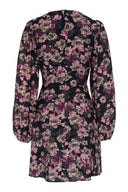 Minikjole i blomsterprint med puffermer og V-hals - perfekt til fest og begivenheter