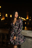 Minikjole i blomsterprint med puffermer og V-hals - perfekt til fest og begivenheter