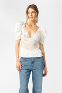 Hvit bluse med gjennomsiktig blonde i midje og skulderputer