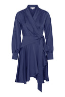 Navy minikjole i omslagstil - elegant satengkjole til fest