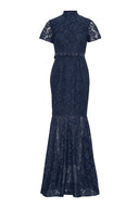 Navy maxikjole i nydelig blonde - perfekt til bryllupsgjesten