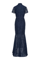 Navy maxikjole i nydelig blonde - perfekt til bryllupsgjesten