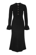 Sort strikkekjole med gullknapper, fin til jobb og fest - elegant og tidløs midikjole