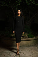 Sort strikkekjole med gullknapper, fin til jobb og fest - elegant og tidløs midikjole