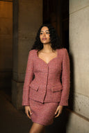 Rosa tweedlazer med markert midje og hjerteformet utskjæring - perfekt til jobb eller fest