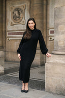 Sort strikkekjole med rund hals og avslappet passform - perfekt til jobb og hverdag